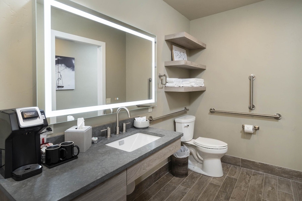 Ski Inn Taphouse Hotel - photo 25