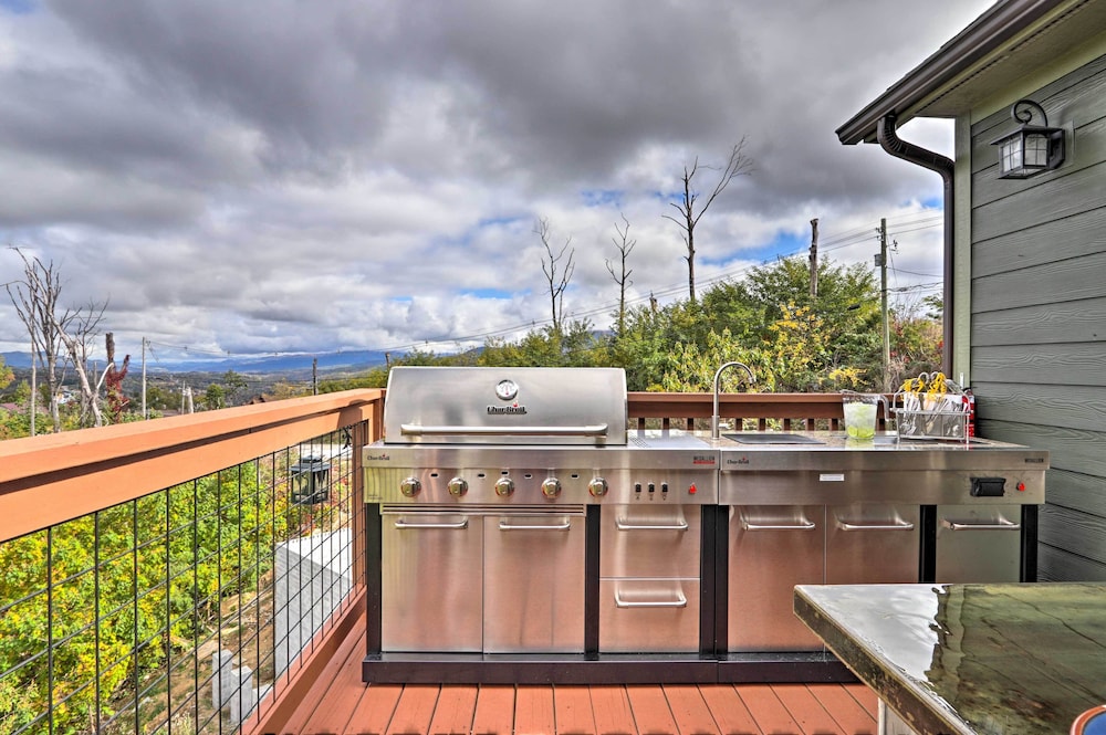 Woodsy Retreat with Fire Pit And Resort Amenities - photo 36