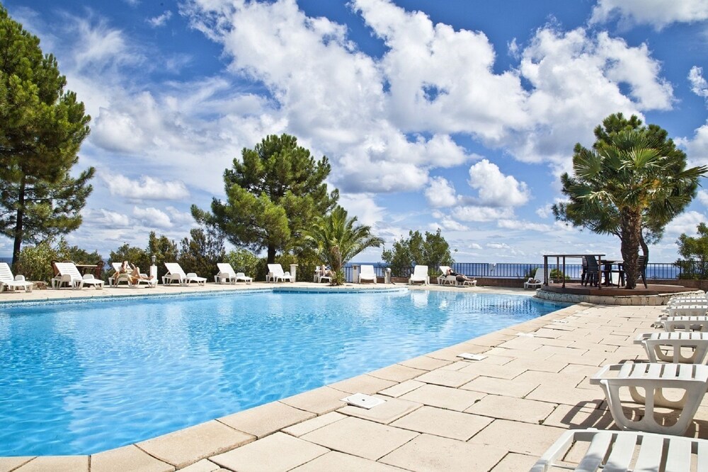 Le Thyrenéen - carbon neutral hotel in Sari-Solenzara