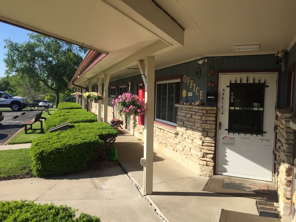 Wisconsin Aire Motel By OYO Random Lake - photo 2