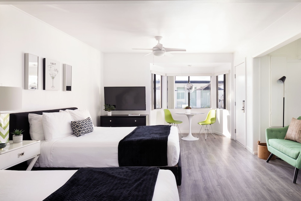 The Three Fifty Hotel - photo 21