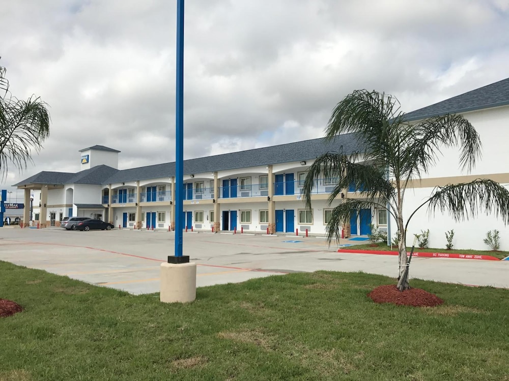 Deluxe Inn & Suites Baytown - photo 42
