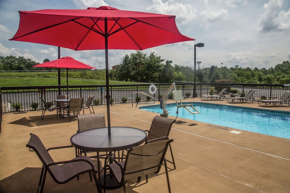 Hampton Inn Summersville - photo 27