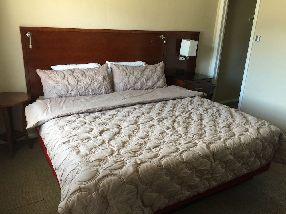 Circle R Motel - photo 6