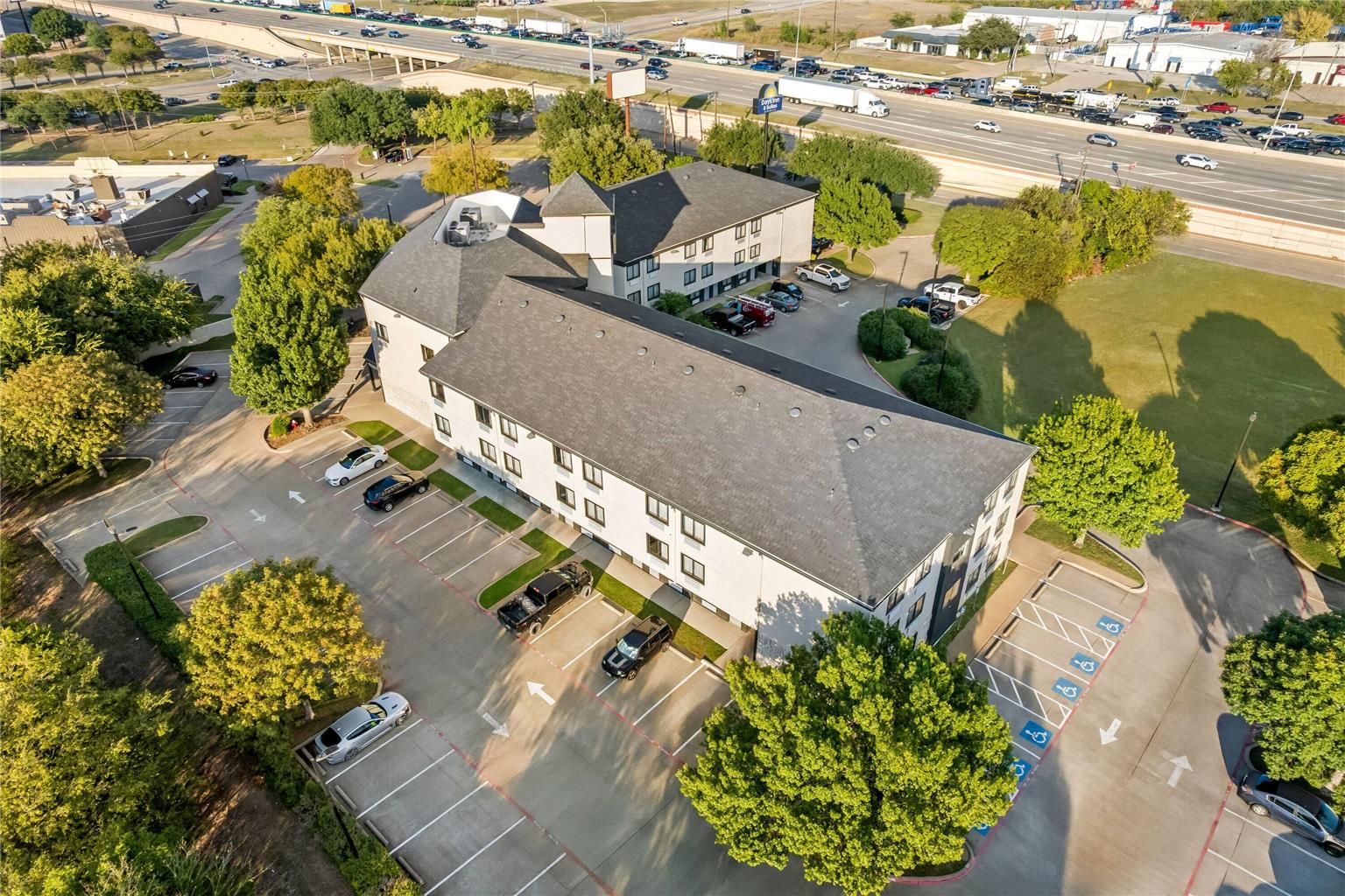 Days Inn & Suites by Wyndham DeSoto — hotel in Desoto