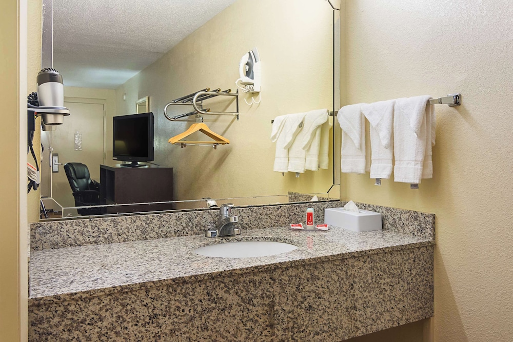 Econo Lodge Research Triangle Park - photo 12