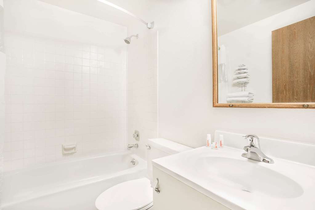 Super 8 by Wyndham Riverton - photo 5