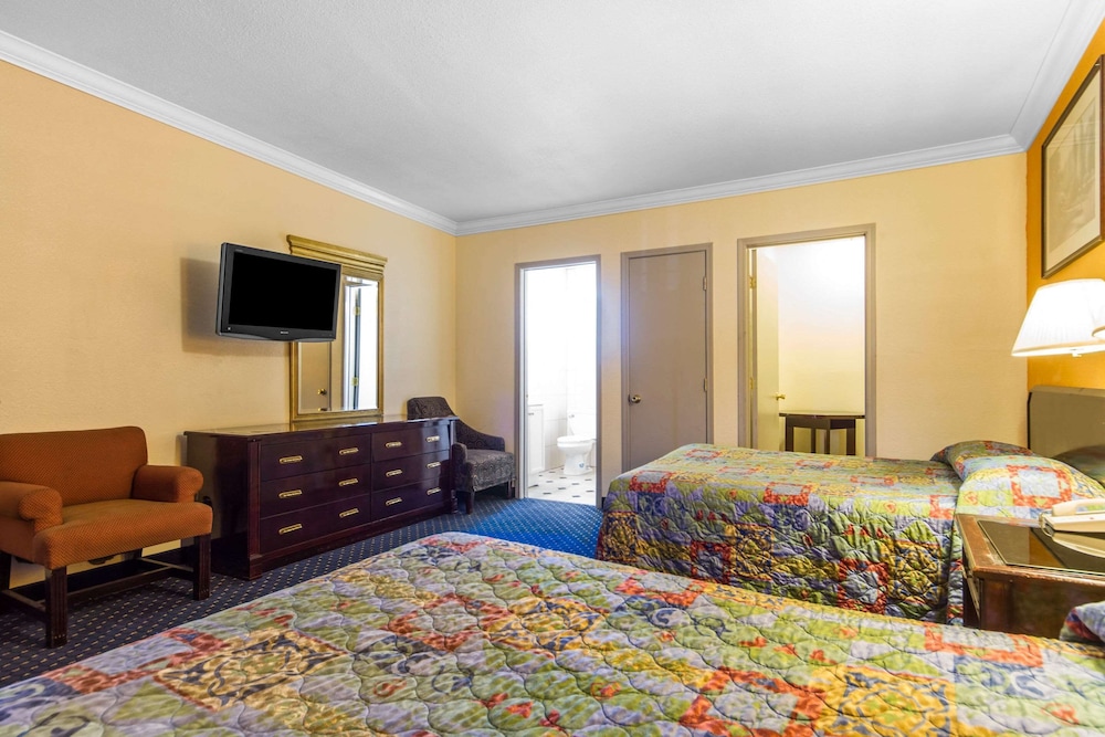 Econo Lodge Fairfield - photo 13