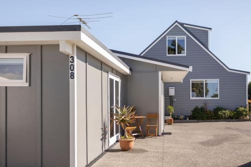 Papamoa Beach Cottage — 4-Star Luxury Hotel in Tauranga, New Zealand