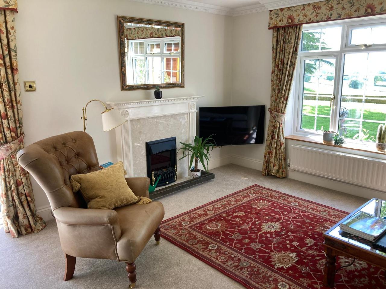 Exclusive 2 Bedroom Apartment with Summer House and Hot Tub — 4-Star Luxury Hotel in Daventry, United Kingdom