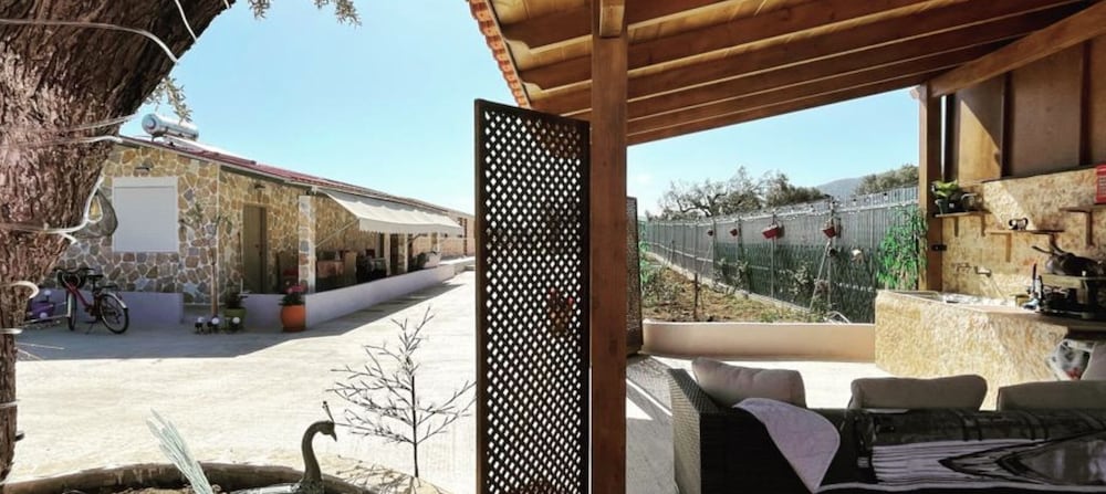 Ecological Studio Flat in Kalyvia Thorikou Greece — hotel in Kalyvia Thorikou