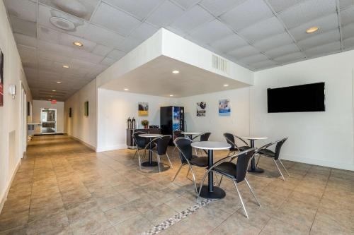 Concorde Inn Suites Pekin - photo 17
