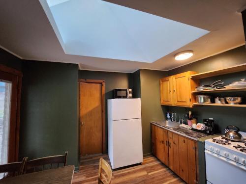 Cramers Point Motel & Cottages - carbon neutral hotel in Warrensburg