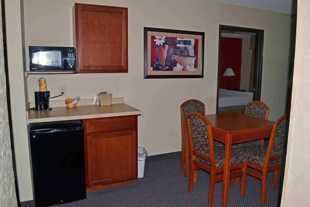 Paola Inn And Suites - photo 12