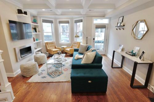Stroll to The Hip Strip From Shaw Basement Suite — 4-Star Luxury Hotel in Washington, United States