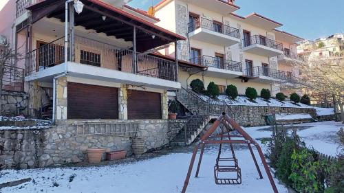 Ξενώνας Μενελαΐς Menelais Apartments — 4-Star Luxury Hotel in Karditsa, Greece