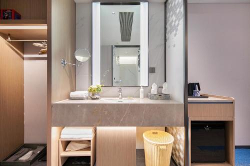 Mehood Lestie Jiujiang University Lianxi District Government in Jiujiang, People's Republic of China