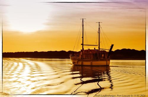 Bateau Pirate - carbon neutral hotel in Unknown City