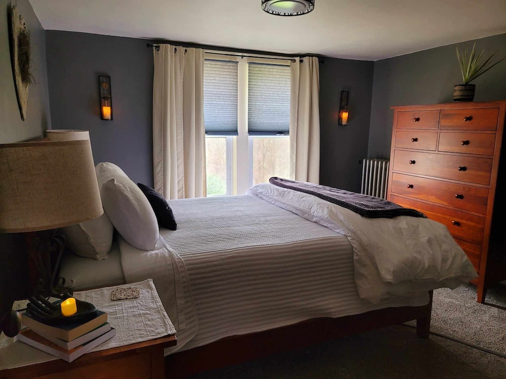 The Pause Bed & Breakfast — 5-Star Luxury Hotel in Huntingdon, United States