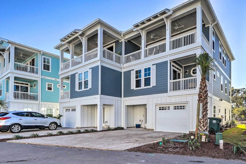 Kure Beach Townhome Short Walk to the Beach — 4-Star Luxury Hotel in Kure Beach, United States