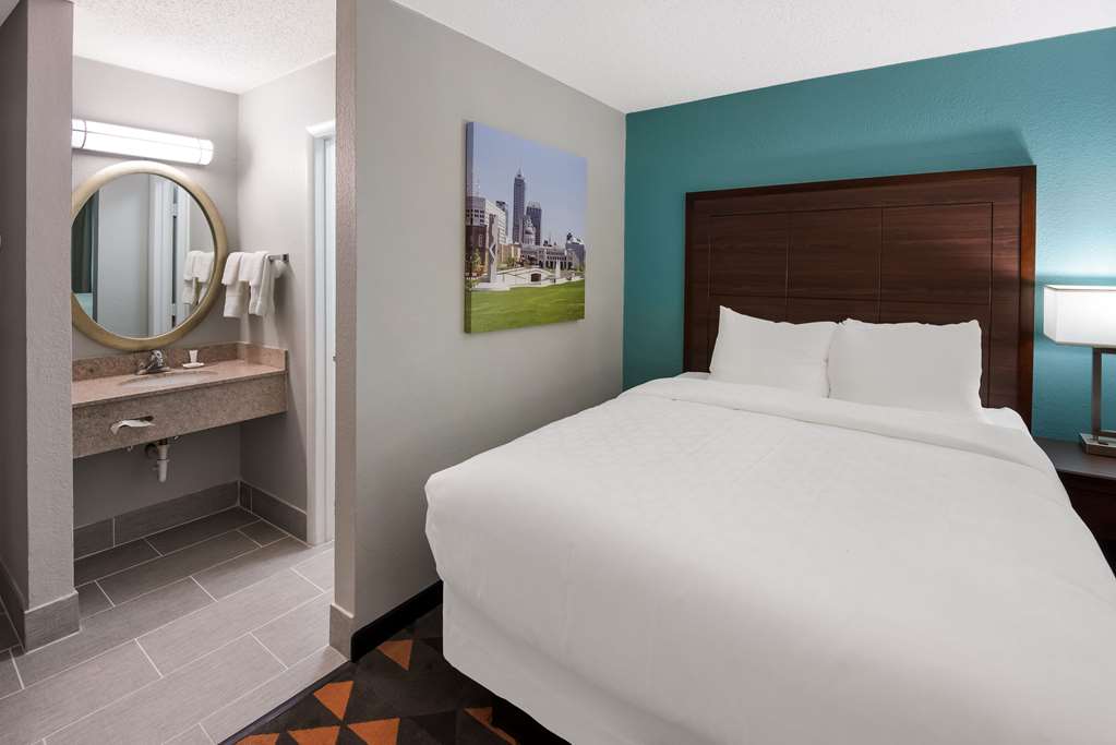 Clarion Pointe Indianapolis Northeast - photo 27