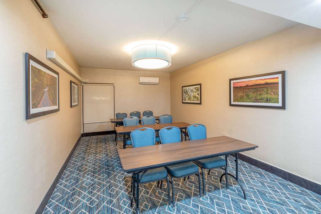 La Quinta Inn and Suites by Wyndham Jonesboro - photo 33