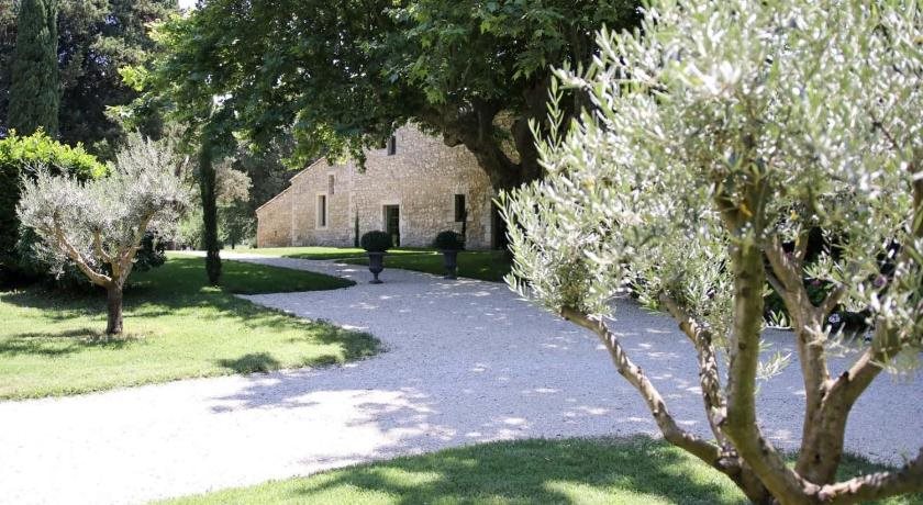 Mas Château Blanc — 5-Star Luxury Hotel in Avignon, France