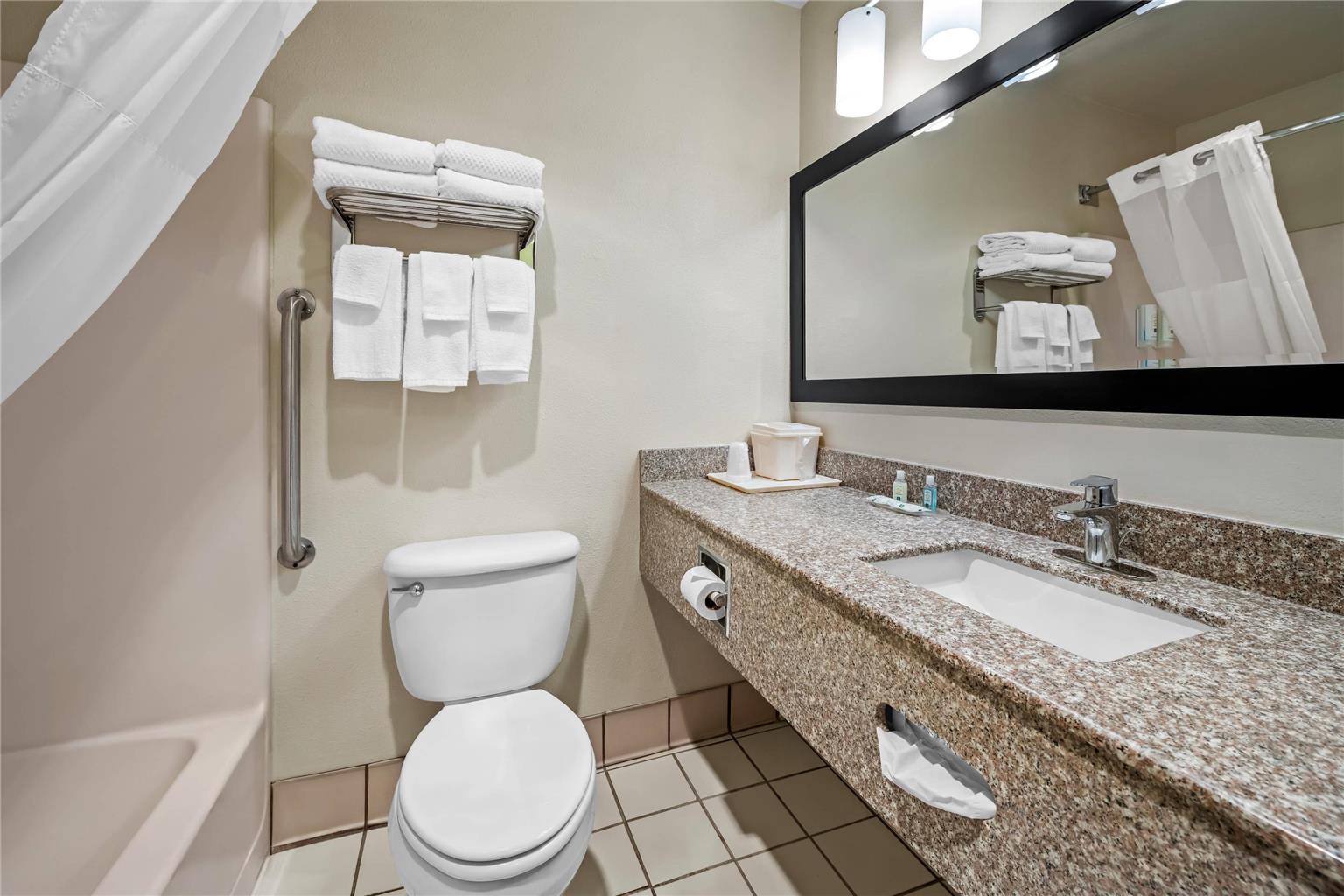 Quality Inn Dubuque on Hwy 20 - photo 29