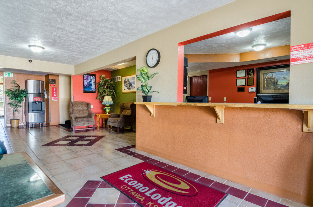 Econo Lodge Interstate 35 Exit 183 - photo 8