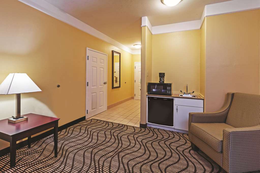 La Quinta Inn & Suites by Wyndham Angleton - photo 19