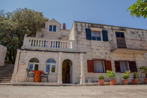 Apartment Curri — 4-Star Luxury Hotel in Pucisca, Croatia