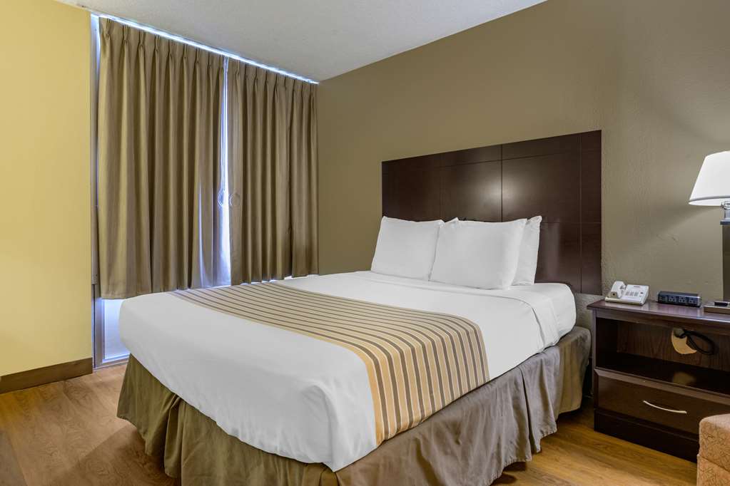 Econo Lodge Inn & Suites Triadelphia Wheeling - photo 6