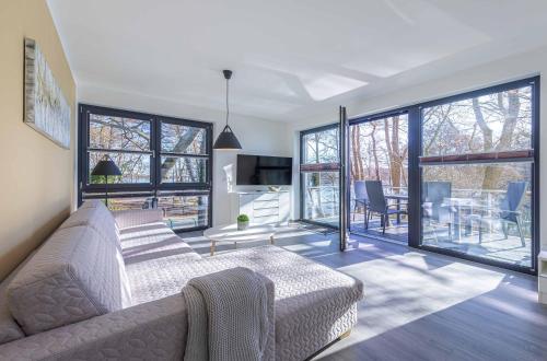 Insel der Asanas Elegante Ferienwohnung mit Balkon Kamin & Wellness am Krakower See — 4-Star Luxury Hotel in Krakow Am See, Germany