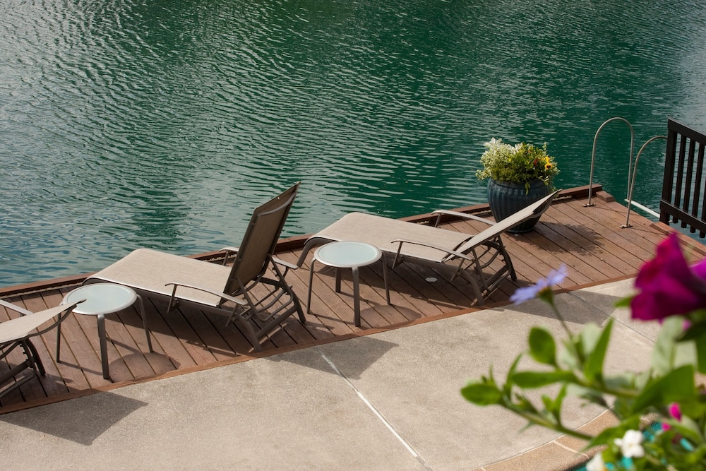 Lakeshore Inn - photo 32