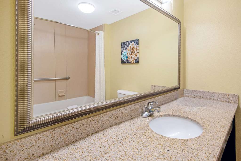 La Quinta Inn & Suites by Wyndham Lawton Fort Sill - photo 23