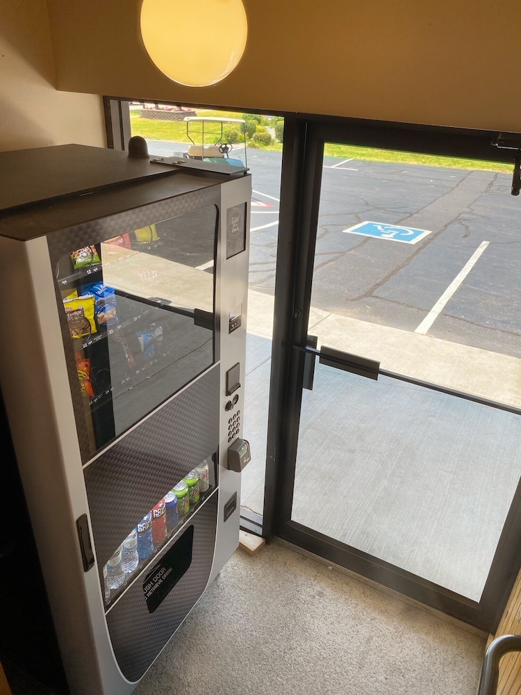 Amber's Inn & Suites - photo 40