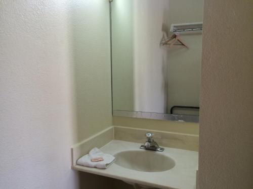 Carpet Inn - photo 9