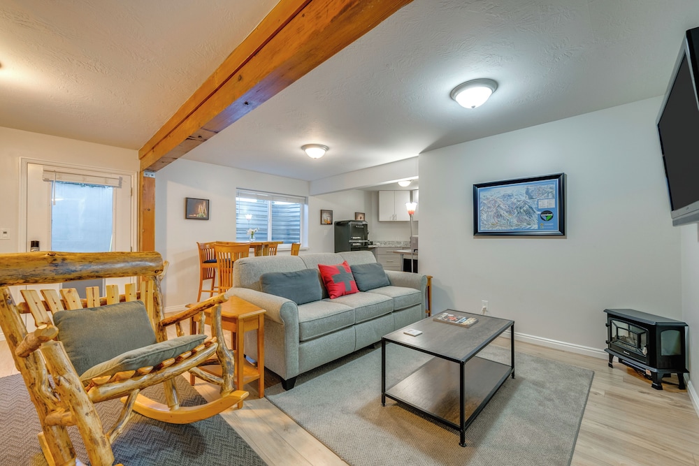 Updated Home with Mtn Views 8 Mi to Snowbird Resort — hotel in Sandy