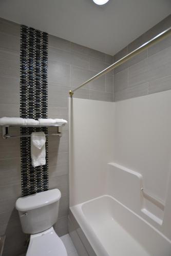 Relax Inn Motel & Suites - photo 16
