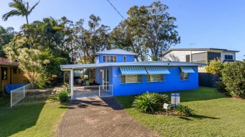 Bribie Beach House Waterfront directly across the road Solander Esp Banksia Beach — 4-Star Luxury Hotel in Bongaree, Australia