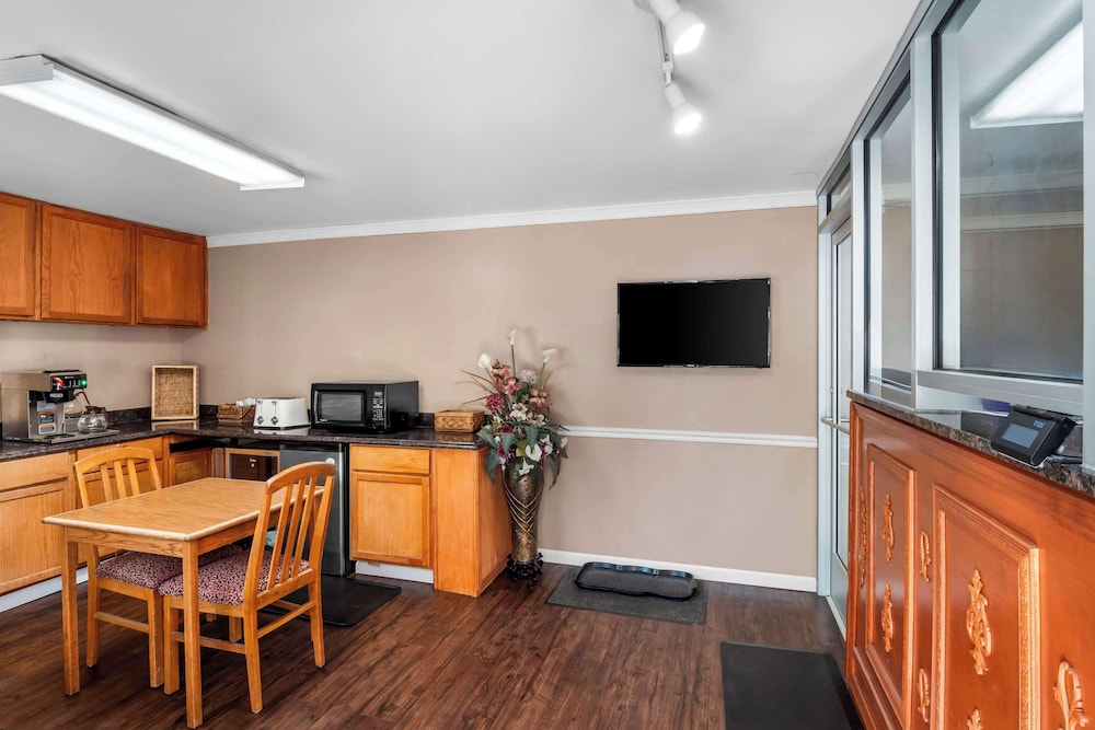 Americas Best Value Inn Jonesville Hillsdale - photo 3