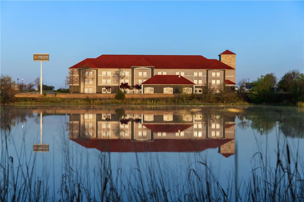 La Quinta Inn & Suites by Wyndham Shawnee - photo 3
