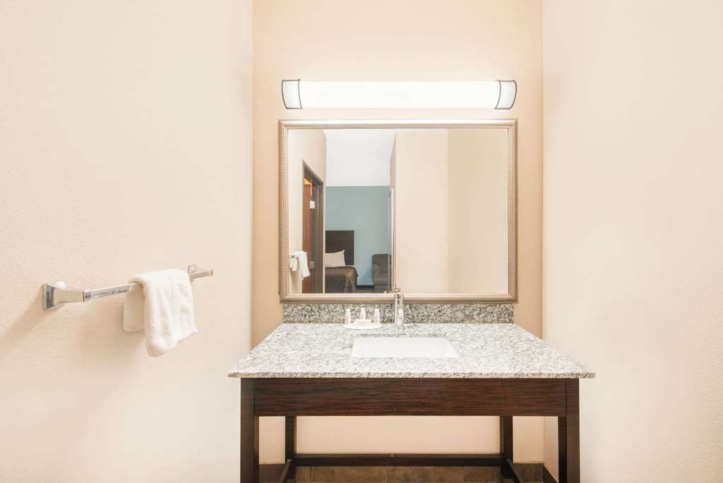 Super 8 by Wyndham Dilley TX - photo 6