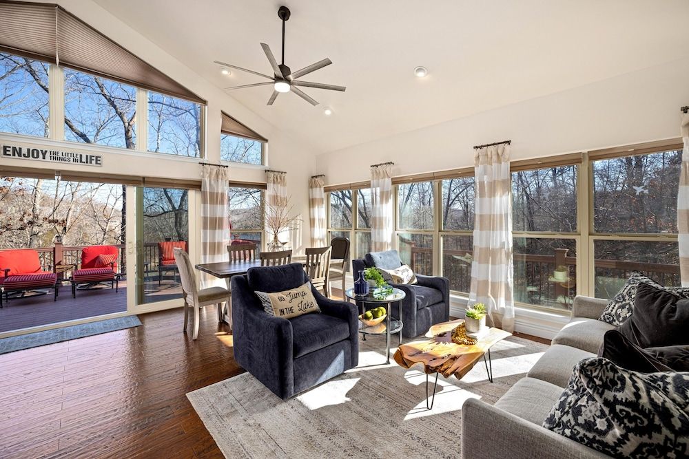 The Lakeview Retreat Lake Access in Eureka Springs, United States