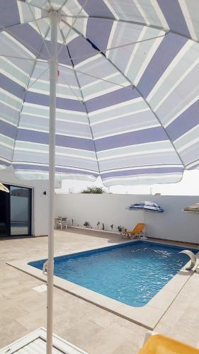 Villa avec piscine 3 suites 6lits à 3min de la plage — 4-Star Luxury Hotel in Houmt El Souk, Tunisia