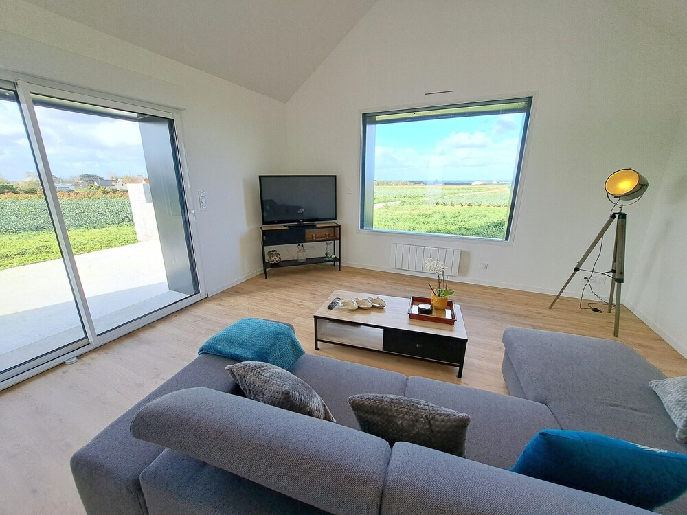 Holiday Home in Brittany With Sea View — 4-Star Luxury Hotel in Cleder, France