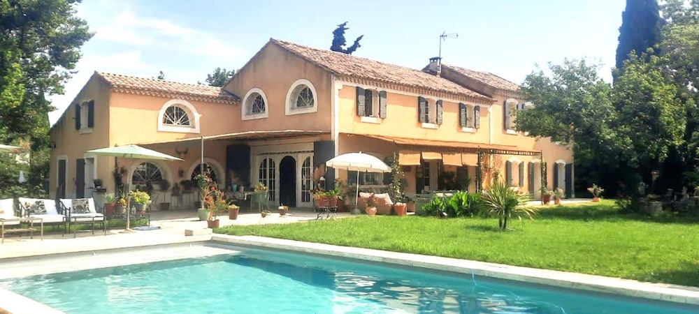 Large Air conditioned Villa in Arles — 4-Star Luxury Hotel in Arles, France