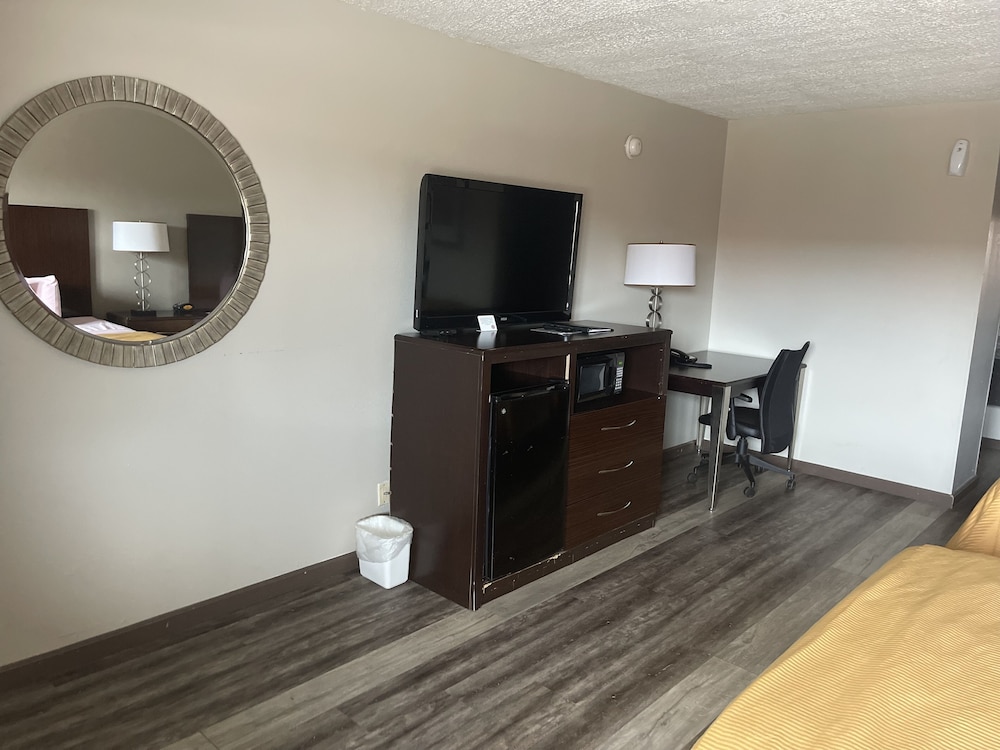 Royal Inn & Suites - photo 7