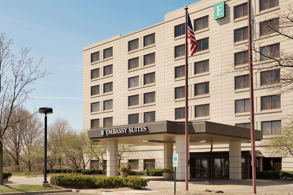Embassy Suites by Hilton Chicago North Shore Deerfield - photo 2