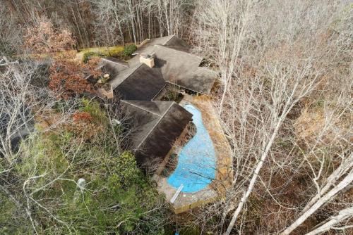 Smoky Speakeasy 2 Cabins 2 Hot Tubs and Private Pool — 4-Star Luxury Hotel in Gatlinburg, United States